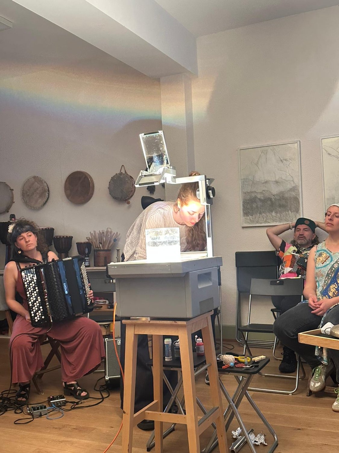 Micro Klang — the room, accordion and projector